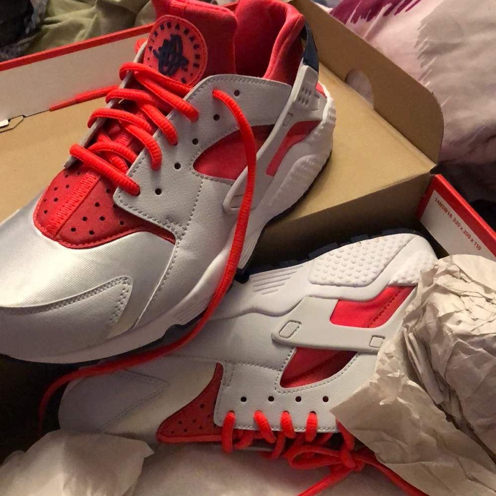 Nike Women’s air hurrache runs size 9